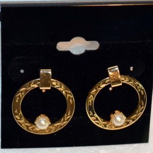 Gold Dangle Wreaths with a Pearl Earrings